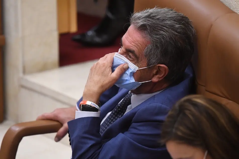 El presidente de Cantabria, Miguel &Aacute;ngel Revilla durante la sesi&oacute;n parlamentaria. / HARDY