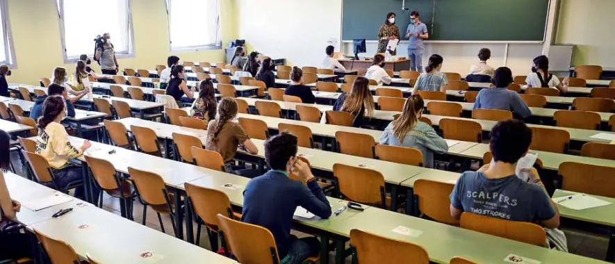 Los alumnos atienden las explicaciones en la Facultad de Econ&oacute;micas. / pedro puente hoyos