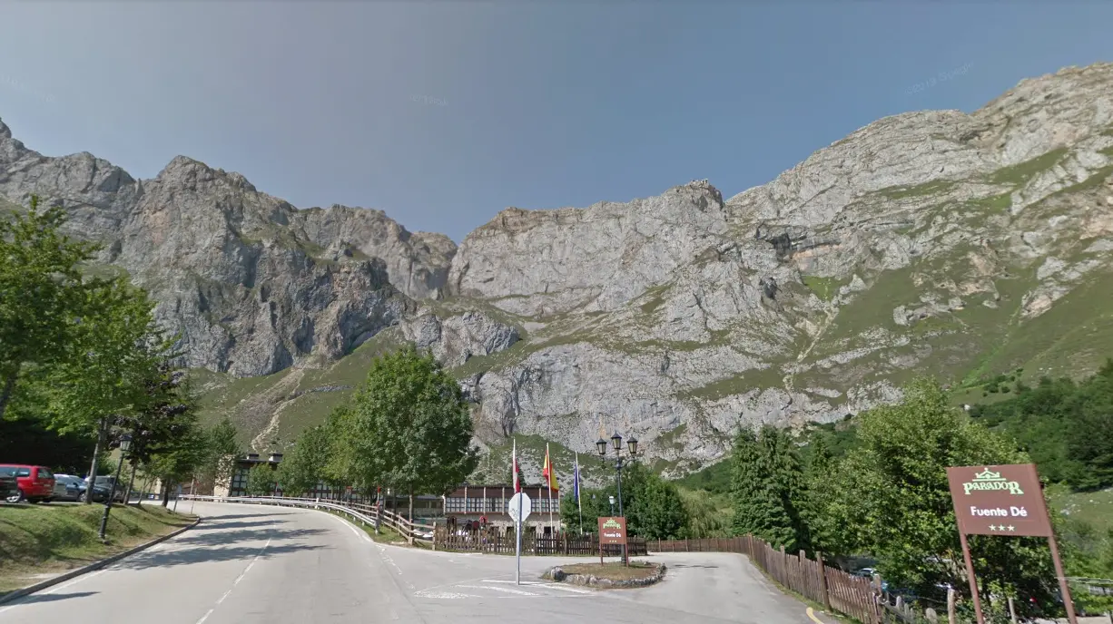 Vista de la entrada a la zona tur&iacute;stica de Fuente D&eacute; en los Picos de Europa. / ALERTA