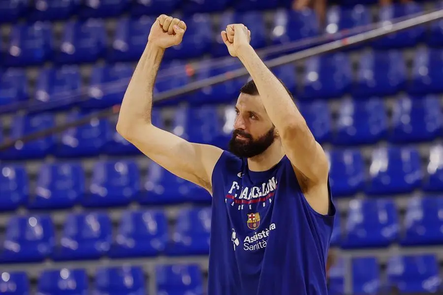 El ala-p&iacute;vot del Bar&ccedil;a, Nikola Mirotić, celebra el triunfo con la afici&oacute;n tras el primer partido de la semifinal de la Liga Endesa que Bar&ccedil;a y Lenovo Tenerife jugaron este lunes en el Palau Blaugrana, en Barcelona. EFE/Quique Garc&iacute;a