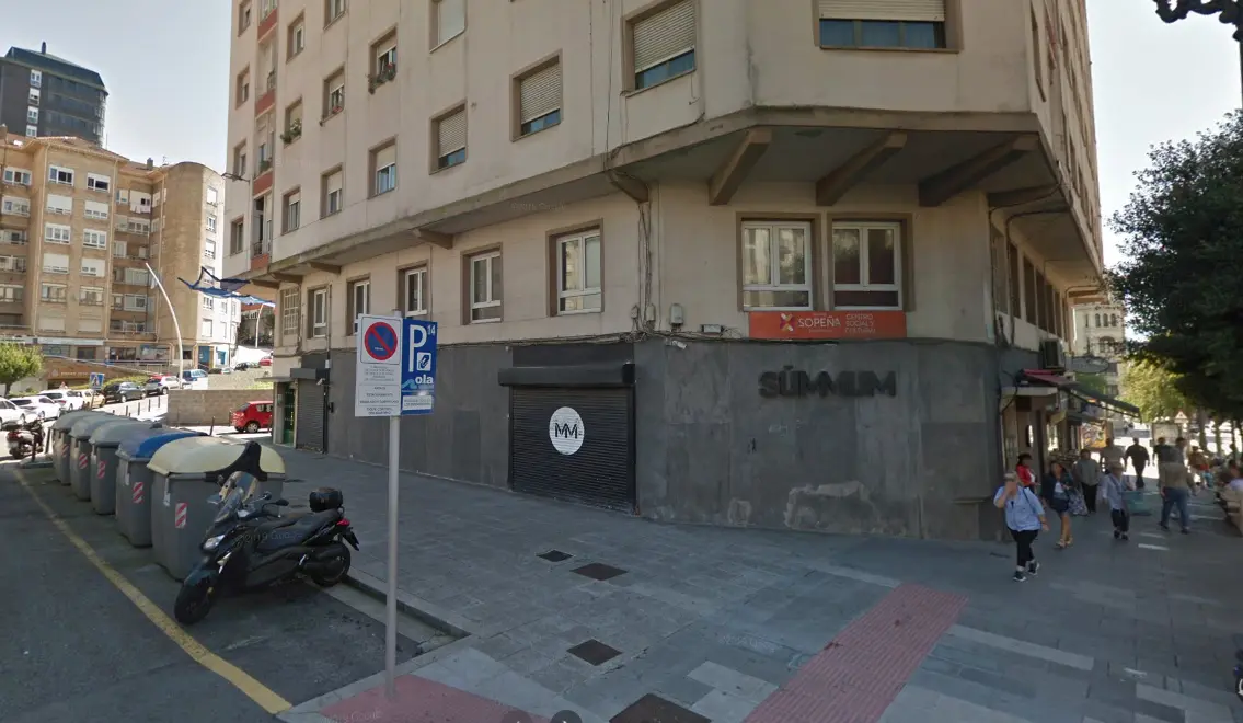 Vista de unos contenedores de basura en la calle Andr&eacute;s del R&iacute;o. / ALERTA