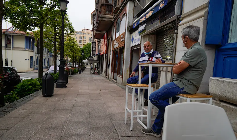 Dos personas con mascarilla en una terraza de un local de hosteler&iacute;a de Astillero. / Hardy