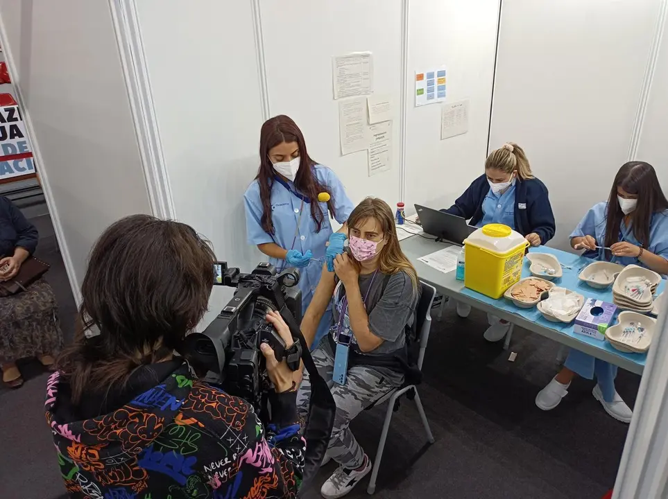 Una joven menor de 50 a&ntilde;os recibe la primera vacuna en el Pabell&oacute;n La Casilla de Bilbao.