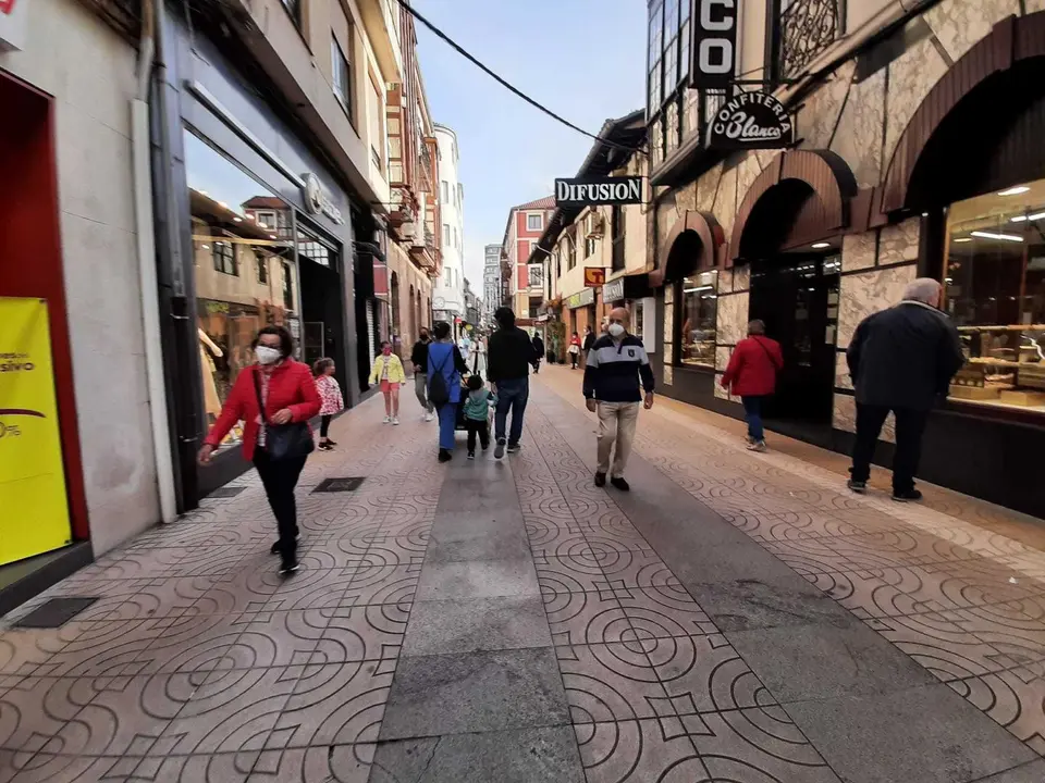 Varias personas por la calle Consolaci&oacute;n de Torrelavega. / S. D&iacute;az