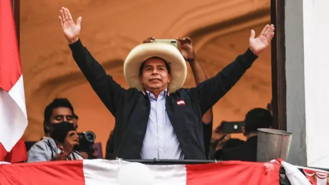 El candidato presidencial de Per&uacute; Libre, Pedro Castillo, saluda a sus seguidores.EP