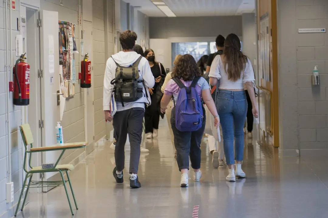Un grupo de estudiantes entra a un aula de la Facultad de Ciencias del Campus Montilivi de la Universidad de Girona para comenzar  los ex&aacute;menes de la EBAU de 2021