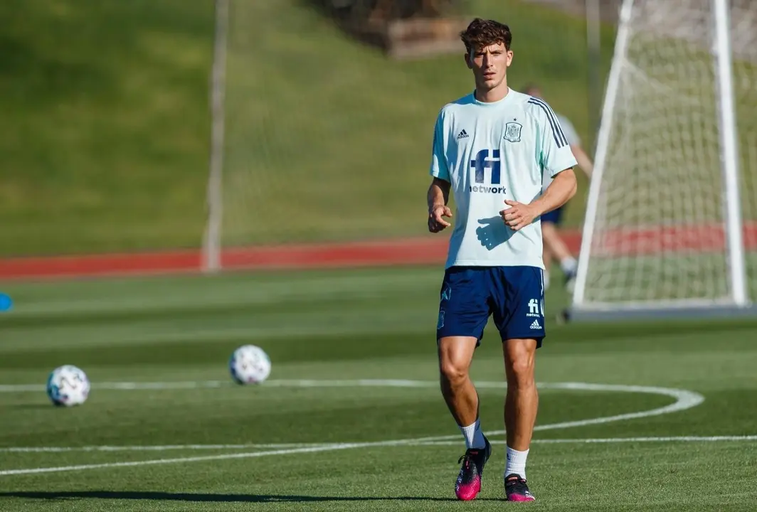 El jugador del Villarreal CF Pau Torres en un entrenamiento con la selecci&oacute;n espa&ntilde;ola en Las Rozas (Madrid), antes de la Euro 2020