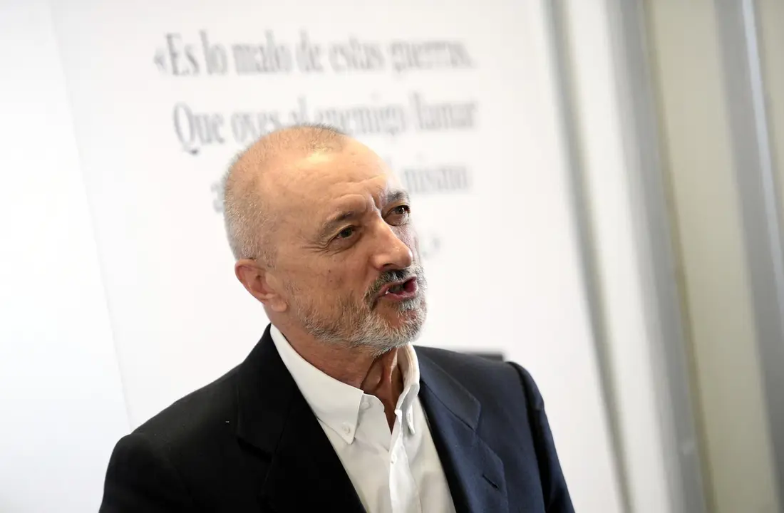 Archivo - El escritor Arturo P&eacute;rez-Reverte durante la presentaci&oacute;n de su libro 'L&iacute;nea de fuego' en el Hotel Westin Palace, en Madrid (Espa&ntilde;a), a 6 de octubre de 2020. Por primera vez, despu&eacute;s de treinta a&ntilde;os de carrera literaria, Arturo P&eacute;rez-Reverte abor