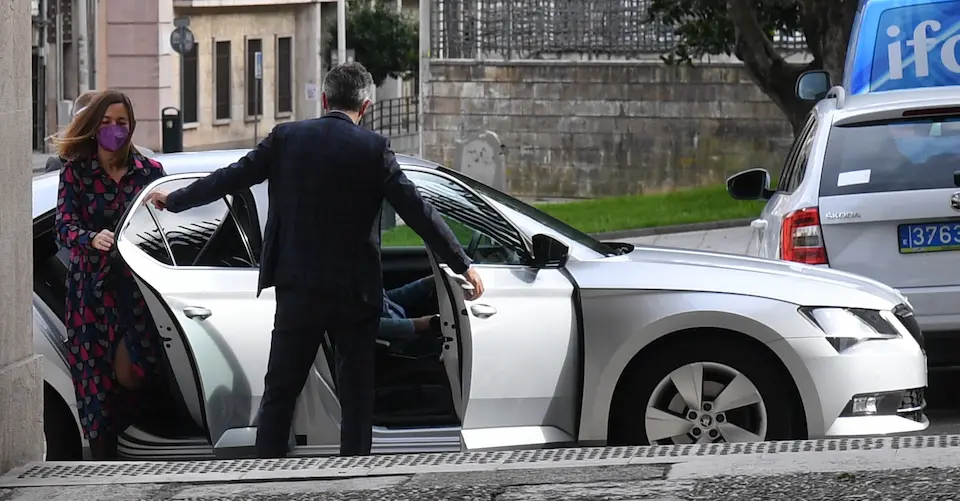 La consejera de Econom&iacute;a y Hacienda, Mar&iacute;a S&aacute;nchez, a su llegada al Parlamento c&aacute;ntabro. / HARDY