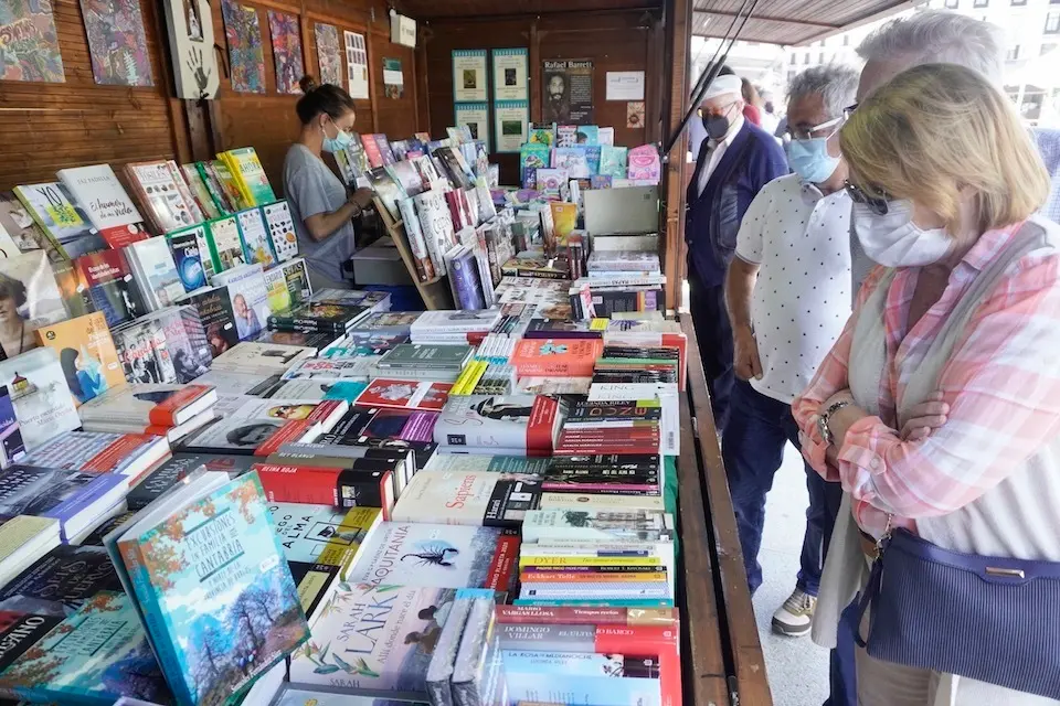 Varias personas con mascarilla en la Feria del Libro de Santander. / Hardy