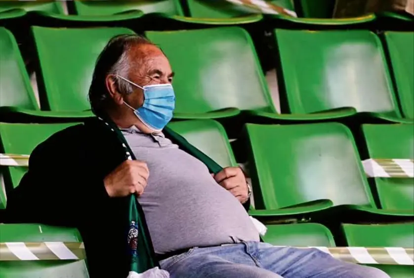 Un aficionado del Racing, rodeado de butacas vac&iacute;as en Los Campos de Sport. / Hardy