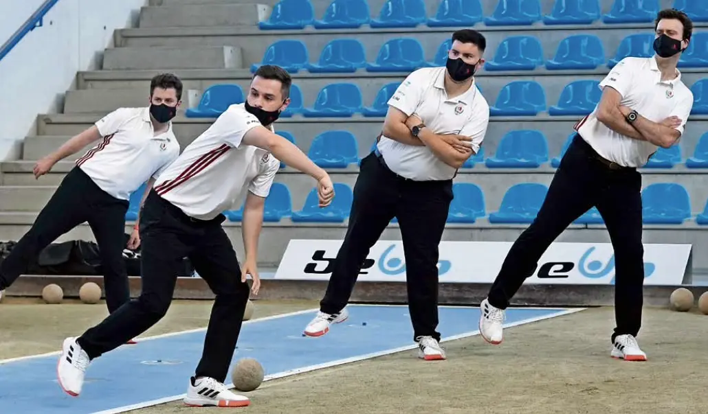 Los jugadores de la Pe&ntilde;a Club Bansander &lsquo;bailando&rsquo; en el tiro de la bolera de Cueto, ayer durante el partido de Copa frente a San Jorge. / Hardy