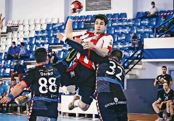 El central &Oacute;scar Garc&iacute;a tambi&eacute;n jugar&aacute; en el Sinf&iacute;n la pr&oacute;xima temporada. / diego g&oacute;mez
