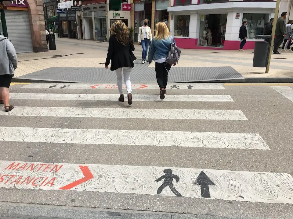 Varios viandantes por el centro de Torrelavega. / S. D&Iacute;AZ