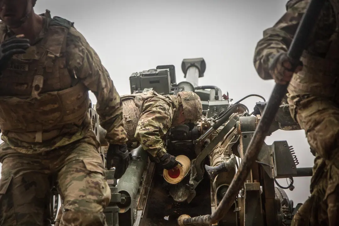 Archivo - Un soldado de EEUU en la base militar de Al Qaim, situada en Irak, cerca de la frontera con Siria, durante las operaciones contra Estado Isl&aacute;mico en Baghuz