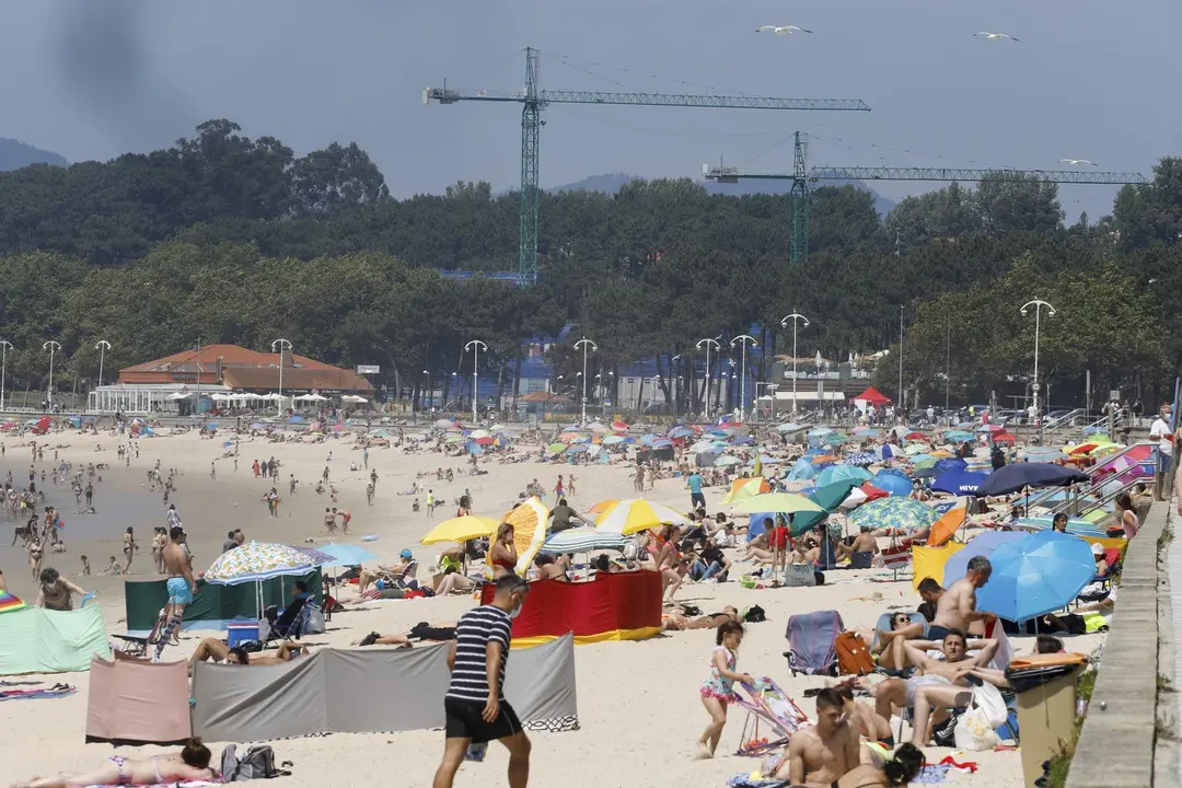 Varias personas se ba&ntilde;an y toman el sol en la playa de Samil, en Vigo, Pontevedra, Galicia (Espa&ntilde;a). Galicia vive un fin de semana con temperaturas de verano y las m&aacute;ximas superar&aacute;n este domingo los 25 grados en gran parte de la Comunidad. 