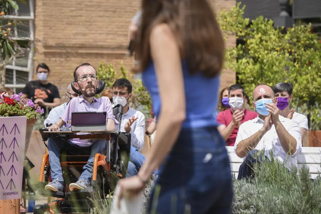 El portavoz de Podemos en el Congreos, Pablo Echenique (i), durante el acto de presentaci&oacute;n de la candidatura de la ministra de Derechos Sociales y Agenda 2030, Ione Belarra (d), para la Secretar&iacute;a General de Podemos, a 22 de mayo de 2021, en Valencia, Co