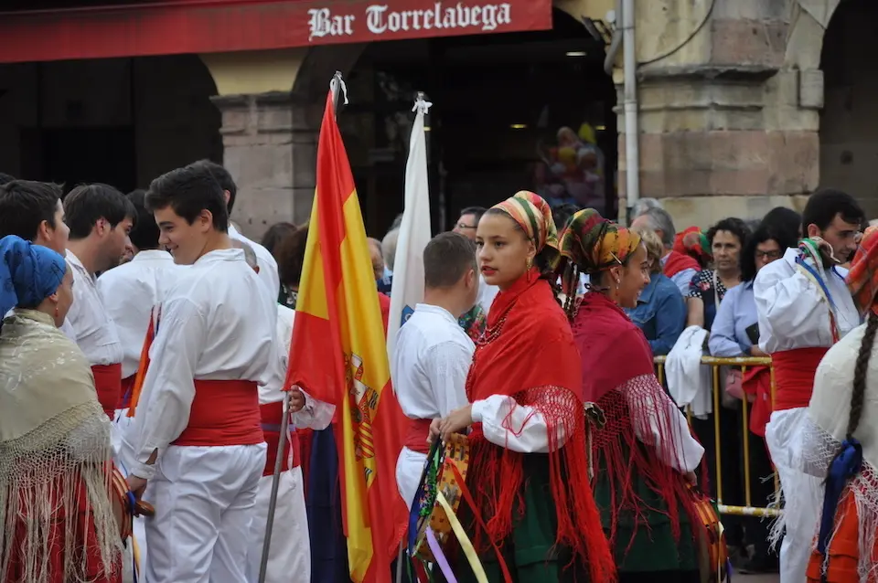 Varias personas el dia de la Virgen Grande de Torrelavega en una foto del 2019. / S. D&iacute;az
