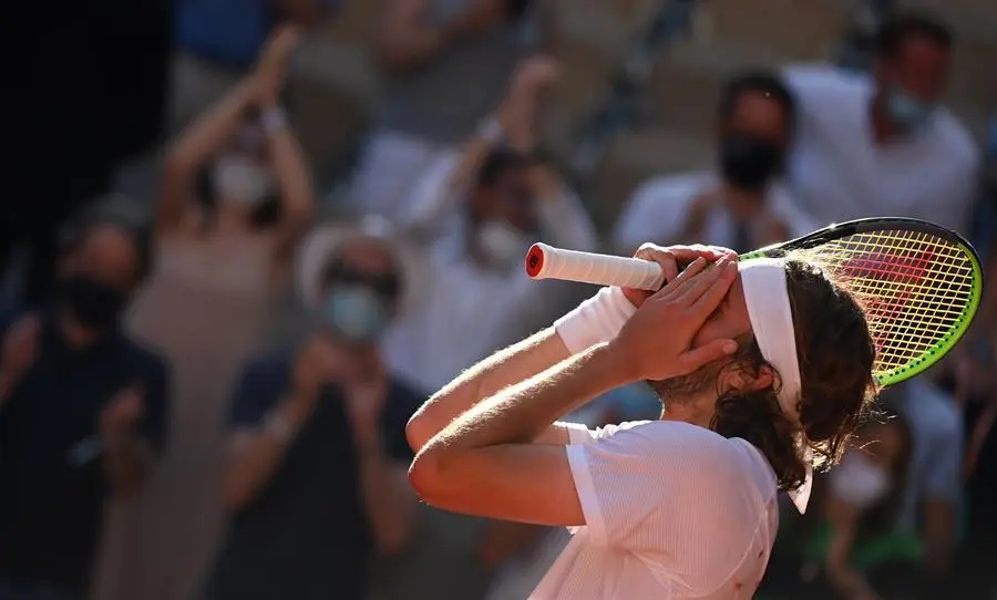 El griego Stefanos Tsitsipas celebra su victoria ante el alem&aacute;n Alexander Zverev durante su partido de semifinales del Abierto de Francia de tenis en Roland Garros, en Par&iacute;s, Francia, el 11 de junio de 2021. (Tenis, Abierto, Francia, Alemania, Grecia) EFE/EPA/CAROLINE BLUMBERG