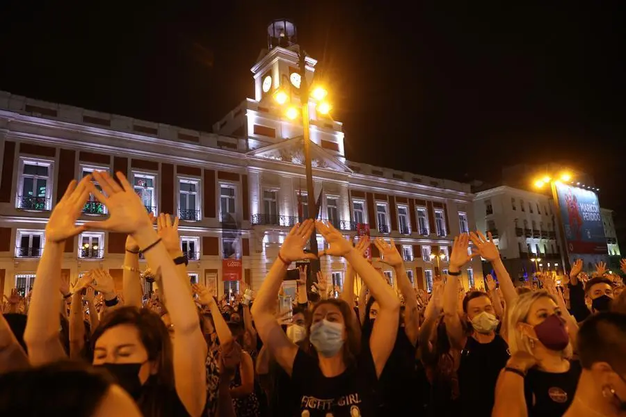 Decenas de personas se concentran hoy viernes en la madrile&ntilde;a Puerta del Sol para condenar los &uacute;ltimos casos de violencia machista. EFE/Juanjo Mart&iacute;n