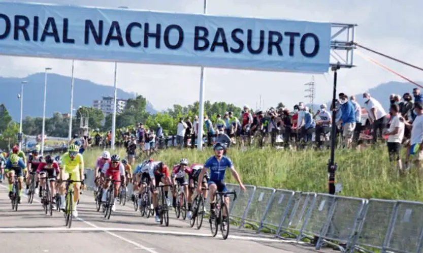 Santiago Mesa, a la derecha, cruzando la l&iacute;nea de meta como vencedor. / Castillo