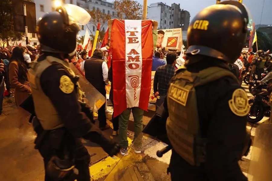 Seguidores del candidato presidencial Pedro Castillo protestan hoy, frente al Jurado Nacional de Elecciones (JNE), en Lima (Per&uacute;). El partido de Castillo se refiri&oacute; a la decisi&oacute;n del Jurado Nacional de Elecciones (JNE) de ampliar el plazo en que se pueden presentar pedidos para anular actas de sufragio de los comicios presidenciales celebrados el pasado domingo en Per&uacute;, seg&uacute;n informaron medios locales. En un mensaje en Twitter, Castillo se refiri&oacute; a esta decisi&oacute;n con un escueto mensaje, donde denunci&oacute; un posible ataque "al orden electoral". EFE/ Paolo Aguilar