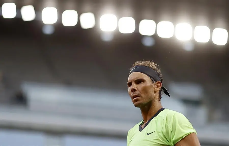 El espa&ntilde;ol Rafael Nadal en acci&oacute;n contra el serbio Novak Djokovic durante su partido de semifinales del Abierto de Francia de tenis en Roland Garros en Par&iacute;s, Francia, el 11 de junio de 2021. (Tenis, Abierto, Francia, Espa&ntilde;a) EFE/EPA/IAN LANGSDON
