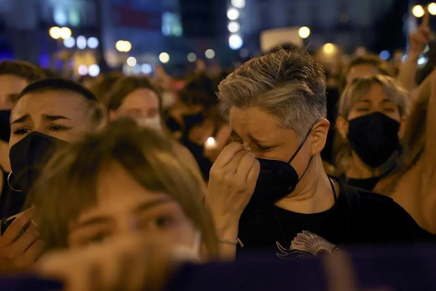 Decenas de personas se concentran hoy viernes en la madrile&ntilde;a Puerta del Sol para condenar los &uacute;ltimos casos de violencia machista. EFE/Juanjo Mart&iacute;n