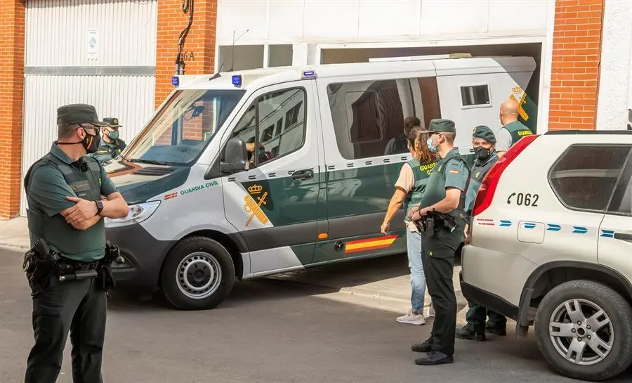 El detenido por el asesinato de Roc&iacute;o Ca&iacute;z en Estepa (Sevilla), sale de su domicilio en un furg&oacute;n de la Guardia Civil tras la reconstrucci&oacute;n de los hechos. La Guardia Civil ha concluido tras cinco horas la reconstrucci&oacute;n de la muerte de Roc&iacute;o Ca&iacute;z, la joven de 17 a&ntilde;os presuntamente asesinada por su exnovio en Estepa (Sevilla), para lo que ha estado en la vivienda del joven desde las 13.00 horas, realizando un minucioso registro adem&aacute;s de reconstruir el crimen. EFE/ Ra&uacute;l Caro