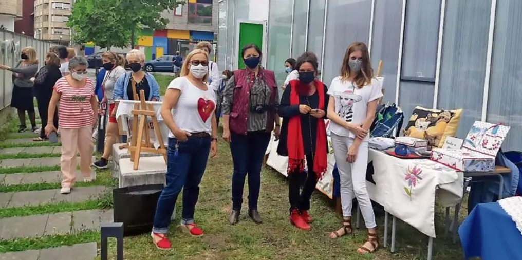 Autoridades y participantes en los talleres art&iacute;sticos en la presentaci&oacute;n de la exposici&oacute;n. / alerta