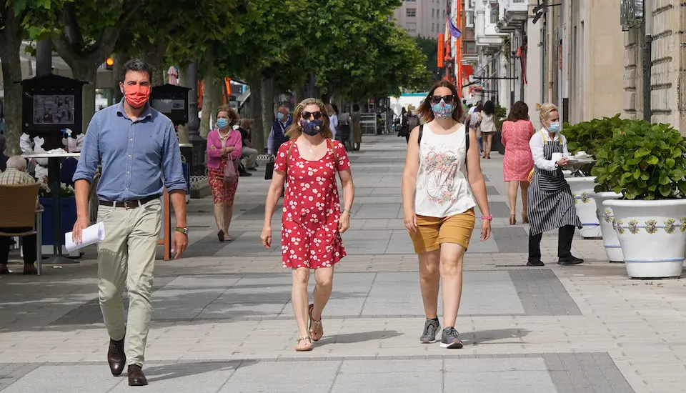 Varias personas con mascarilla transitan por el centro de Santander. / Hardy