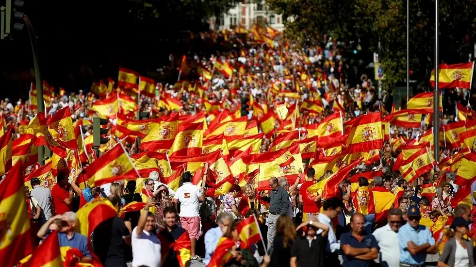 Manifestantes de derechas ondean banderas espa&ntilde;olas durante una manifestaci&oacute;n en Madrid en febrero de 2019. / EFE