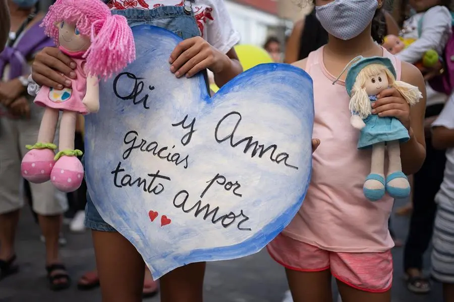 Un millar de personas se concentraron este viernes en la plaza de La Candelaria de Santa Cruz de Tenerife como repulsa por la muerte de la ni&ntilde;a Olivia, de seis a&ntilde;os, que junto a su hermana Anna de 1 a&ntilde;o fue presuntamente secuestrada por su padre.EFE/Ram&oacute;n de la Rocha