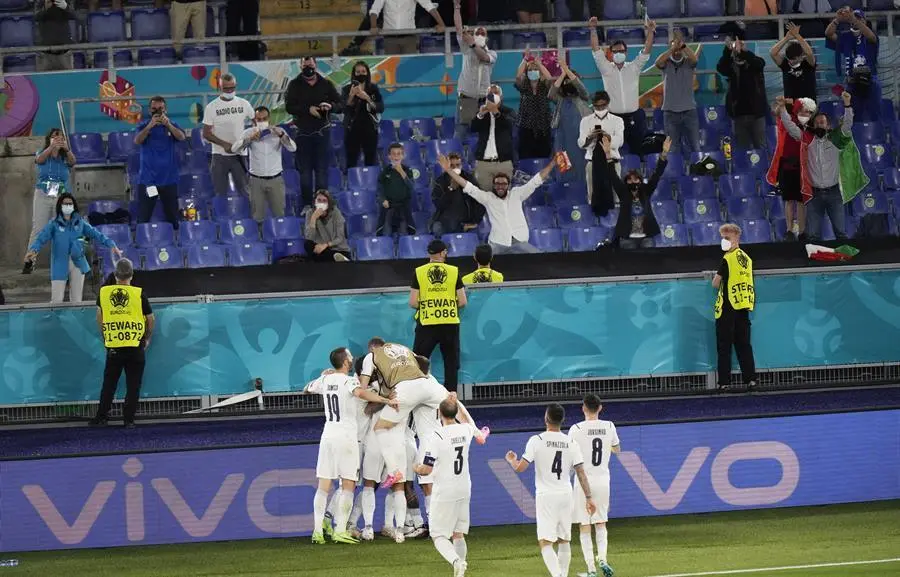Jugadores de Italia celebran tras marcar su segundo gol durante el partido de f&uacute;tbol de la ronda preliminar del grupo A de la Eurocopa 2020 entre Turqu&iacute;a e Italia en el Estadio Ol&iacute;mpico de Roma, Italia, el 11 de junio de 2021. (Italia, Turqu&iacute;a, Roma) EFE/EPA/Andrew Medichini / POOL (RESTRICCIONES: S&oacute;lo para fines informativos editoriales. Las im&aacute;genes deben aparecer como im&aacute;genes fijas y no deben emular las secuencias de v&iacute;deo de la acci&oacute;n del partido. Las fotograf&iacute;as que se publiquen en las publicaciones en l&iacute;nea deber&aacute;n tener un intervalo de al menos 20 segundos entre la publicaci&oacute;n).