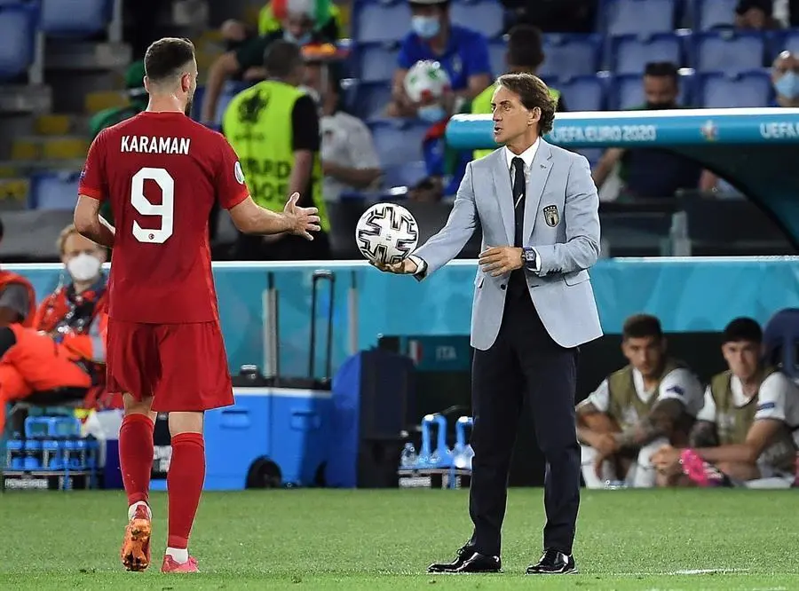 El seleccionador de Italia, Roberto Mancini (d), y Kenan Karaman (i), de Turqu&iacute;a, reaccionan durante el partido de f&uacute;tbol de la ronda preliminar del grupo A de la Eurocopa 2020 entre Turqu&iacute;a e Italia en el Estadio Ol&iacute;mpico de Roma, Italia, el 11 de junio de 2021. (Italia, Turqu&iacute;a, Roma) EFE/EPA/Ettore Ferrari / POOL