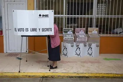 Centro de votaci&oacute;n en Ciudad de M&eacute;xico durante las &uacute;ltimas elecciones federales - ANTONIO NAVA / ZUMA PRESS / CONTACTOPHOTO