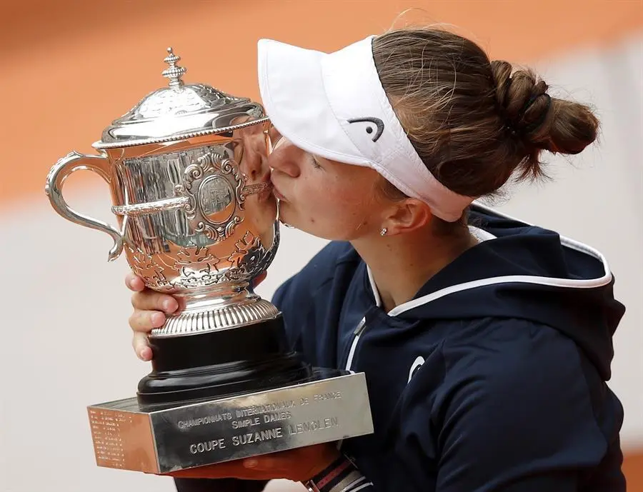 Barbora Krejcikova, de la Rep&uacute;blica Checa, celebra con su trofeo tras ganar a Anastasia Pavlyuchenkova, de Rusia, durante su partido de la final femenina del torneo de tenis del Abierto de Francia en Roland Garros, en Par&iacute;s, Francia, el 12 de junio de 2021. (Tenis, Abierto, Abierto, Rep&uacute;blica Checa, Francia, Rusia) EFE/EPA/YOAN VALAT