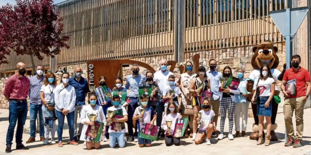 Autoridades, organizadores y galardonados en el concurso. / ALERTA