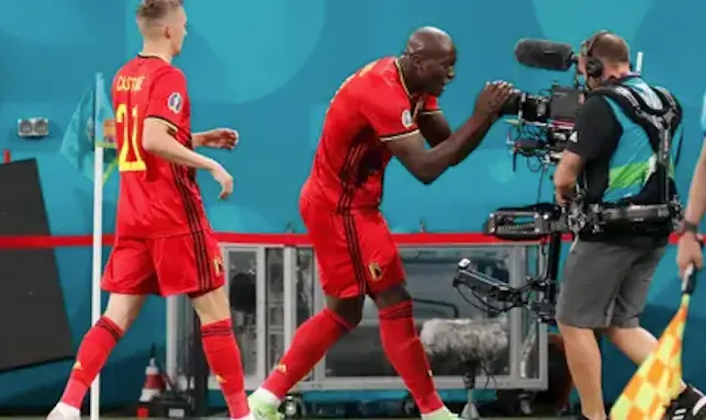 Romelu Lukaku env&iacute;a un mensaje de apoyo a Christian Eriksen tras marcar en la victoria de B&eacute;lgica sobre Rusia.