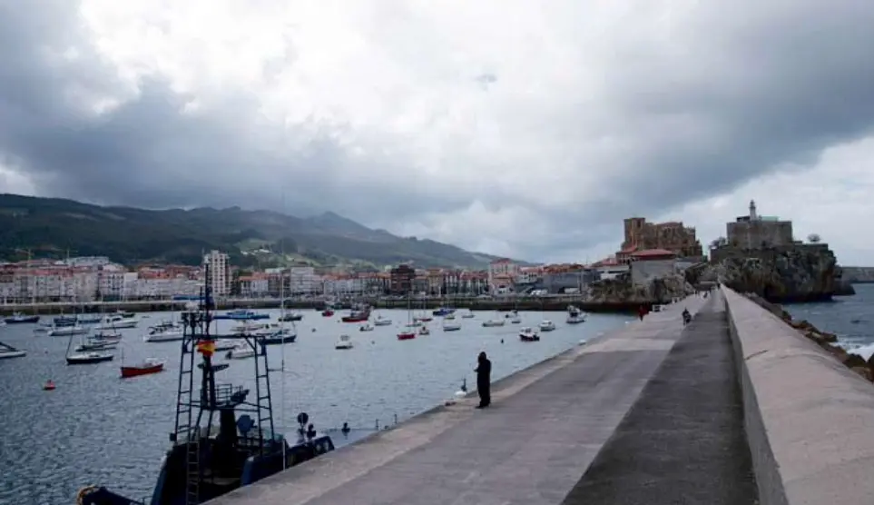 Vista del rompeolas de Castro Urdiales.