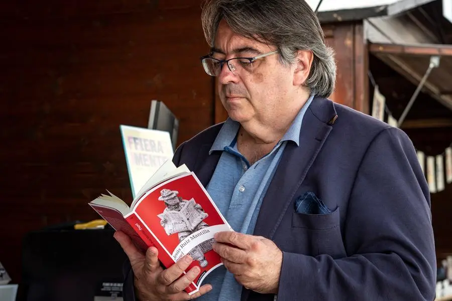 El escritor Jes&uacute;s Ruiz Mantilla durante la entrevista concedida a Efe con motivo de la publicaci&oacute;n de su &uacute;ltima novela "Papel", este s&aacute;bado en la Feria del Libro de Santander. EFE/Rom&aacute;n G. Aguilera