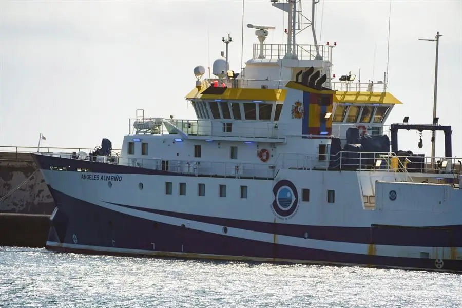 El buque oceanogr&aacute;fico &Aacute;ngeles Alvari&ntilde;o regresa al Puerto de Santa Cruz de Tenerife por cuestiones t&eacute;cnicas este s&aacute;bado. El buque contin&uacute;a la b&uacute;squeda de la peque&ntilde;a Anna y de su padre Tom&aacute;s G., tras encontrar en la tarde del jueves el cad&aacute;ver de su hermana Olivia de 6 a&ntilde;os a 1.000 metros de profundidad. EFE/Ram&oacute;n de la Rocha