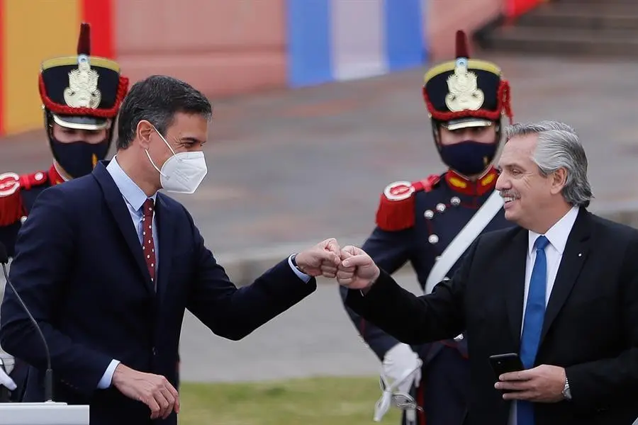 El jefe de Gobierno espa&ntilde;ol, Pedro S&aacute;nchez (i), participa en los actos protocolarios durante su encuentro con el presidente argentino, Alberto Fern&aacute;ndez (d), hoy mi&eacute;rcoles en la Casa Rosada en Buenos Aires (Argentina). El presidente de Argentina, Alberto Fern&aacute;ndez, recibi&oacute; este mi&eacute;rcoles en la Casa Rosada al jefe del Gobierno espa&ntilde;ol, Pedro S&aacute;nchez, primer mandatario que visita el pa&iacute;s desde el relevo al frente de la jefatura de Estado argentina. EFE/ Juan Ignacio Roncoroni