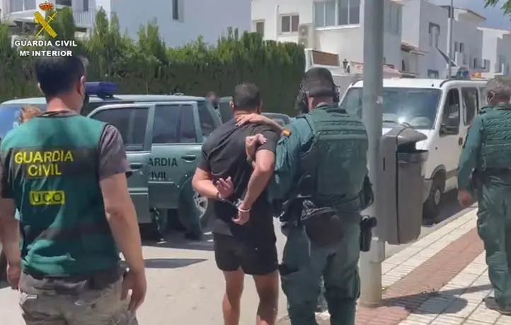 Su objetivo era Naoufal Fassih, uno de los l&iacute;deres del crimen organizado en Holanda, pero err&oacute; el tiro y mat&oacute; a un conocido DJ de ese pa&iacute;s. Cinco a&ntilde;os despu&eacute;s, los agentes de la Unidad Central Operativa (UCO) de la Guardia Civil le han detenido en San Pedro de Alc&aacute;ntara (M&aacute;laga) y un juez le ha enviado a prisi&oacute;n. Se trata de Noureddine H., un fugitivo que en octubre de 2016 quiso ajustar cuentas con Naoufal Fassih, alias Nofell, en una aparcamiento de &Aacute;msterdam, pero se equivoc&oacute; de hombre y tirote&oacute; al veh&iacute;culo del DJ de la capital holandesa Djordy Latumahina. EFE/Guardia Civil  *****SOLO USO EDITORIAL/SOLO DISPONIBLE PARA ILUSTRAR LA NOTICIA QUE ACOMPA&Ntilde;A (CR&Eacute;DITO OBLIGATORIO) *****