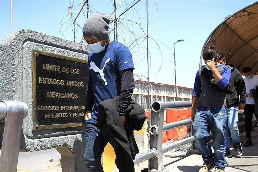 Migrantes centroamericanos son regresados a territorio mexicano por autoridades estadounidenses el 11 de junio de 2021, en el Puente Internacional Paso del Norte, en Ciudad Ju&aacute;rez, Chihuahua (M&eacute;xico). La presi&oacute;n migratoria en la frontera norte contin&uacute;a en urbes mexicanas como Ciudad Ju&aacute;rez y reflejan la incesante ola que vive la regi&oacute;n, que en mayo registr&oacute; un nuevo m&aacute;ximo de m&aacute;s de 180.000 indocumentados arrestados por Estados Unidos. EFE/ Luis Torres