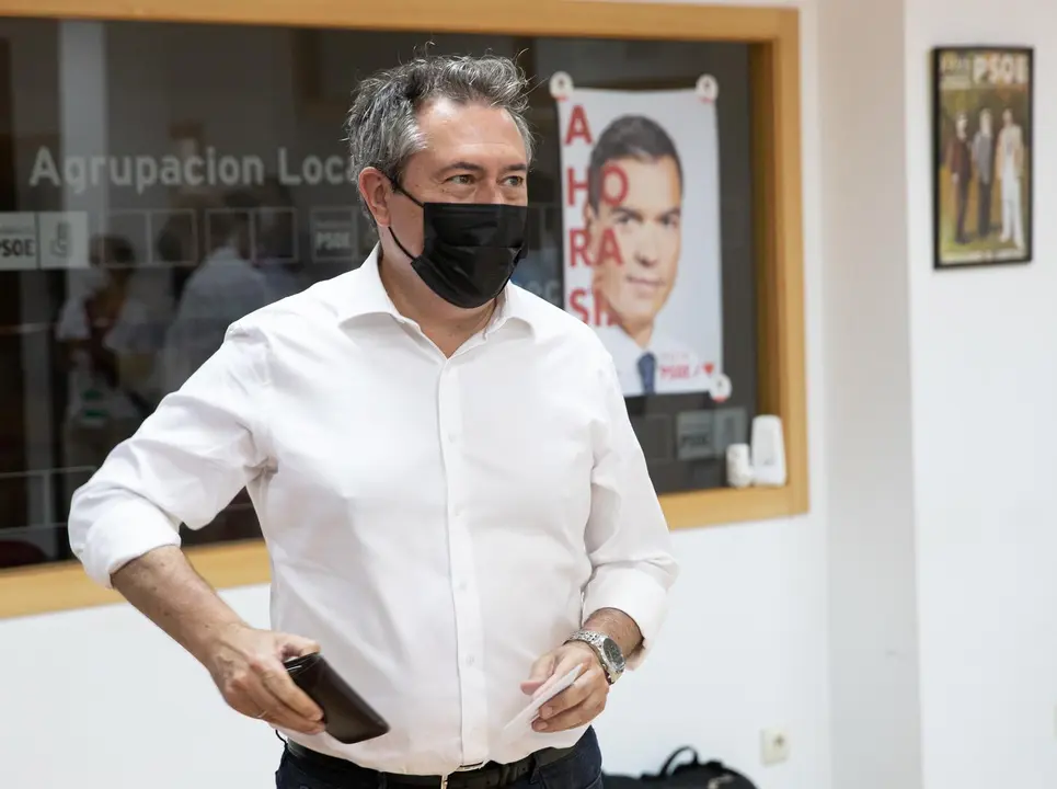 El alcalde de Sevilla, Juan Espadas, vota en las primarias del PSOE-A en las que aspira a convertirse en el candidato del partido a la Presidencia de la Junta en las pr&oacute;ximas elecciones auton&oacute;micas, a 13 de junio de 2021, en Sevilla (Andaluc&iacute;a, Espa&ntilde;a).