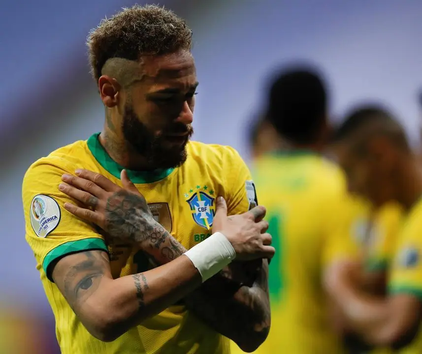 El jugador Neymar Jr de Brasil celebra hoy una anotaci&oacute;n contra Venezuela, durante el partido inaugural de la Copa Am&eacute;rica en el estadio Man&eacute; Garrincha, en Brasilia (Brasil). EFE/ Fernando Bizerra Jr
