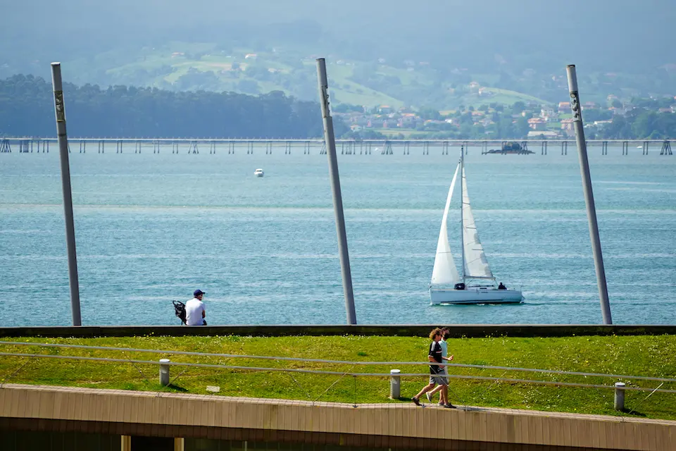 Varias personas por los aleda&ntilde;os del paseo Mar&iacute;timo en Santander. / HARDY