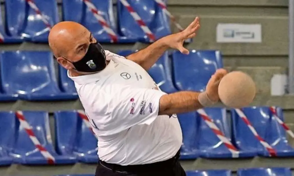 Jes&uacute;s Salm&oacute;n, en el tiro de la Mateo Grijuela, durante uno de los partidos de esta temporada. / Hardy