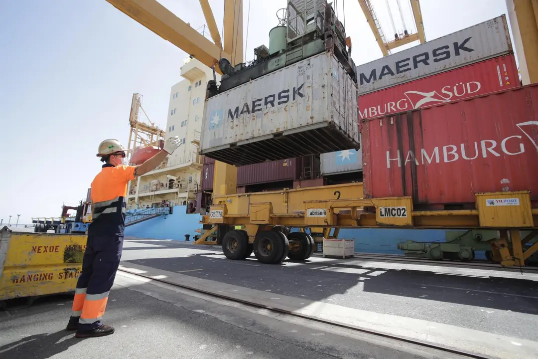 Archivo - Operaciones de estiba durante la escala t&eacute;cnica  de contenedores Nexo Maersk.
